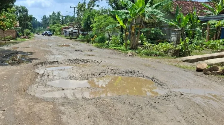 Lagi dan Lagi, Mobil Rusak di tengah Lubang