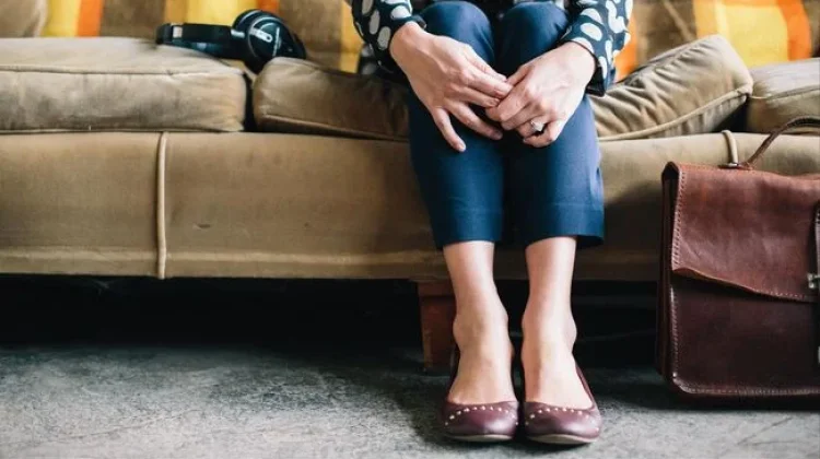 Sering Menggoyangkan Kaki saat Duduk? Tak Melulu karena Kebiasaan