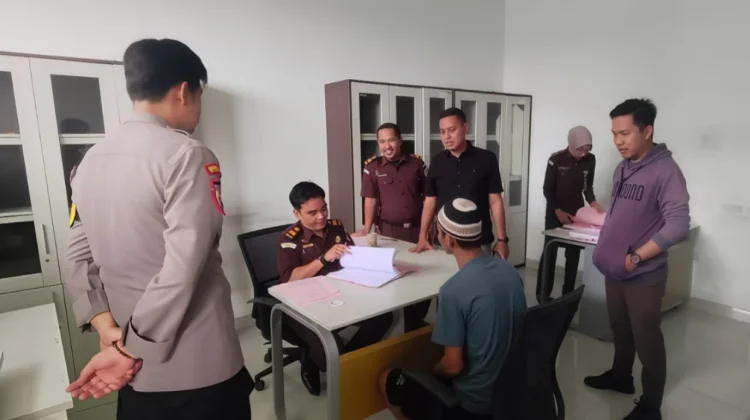 Berkas Lengkap, Penyidik Polsek Pringsewu Kota Limpahkan Tersangka Pencurian