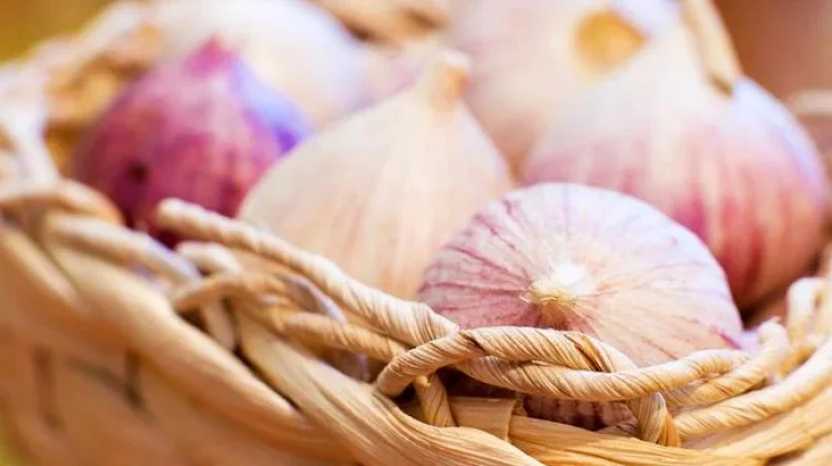 Alasan Mengiris Bawang Merah Bikin Orang Menangis