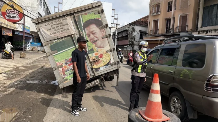 Mobil Box Patah As di Jalinsum Pringsewu, Lalu Lintas Sempat Macet