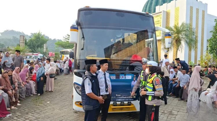 Diberangkatkan ke Tanah Suci, Polisi Kawal 439 Jemaah Haji Pringsewu
