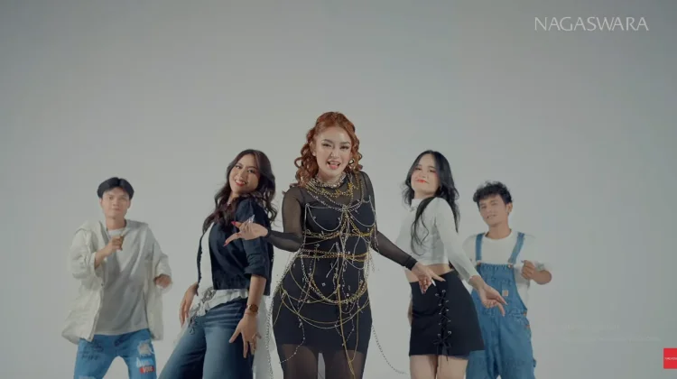 Siti Badriah Comeback lewat Single Baru "Bikin Candu”