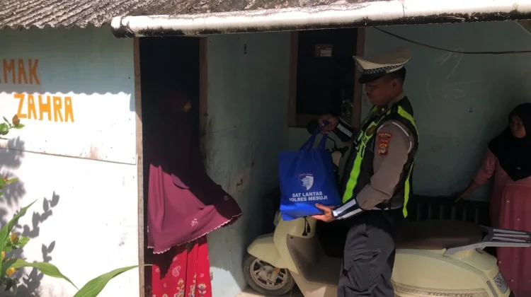Sat Lantas Polres Mesuji Bagikan Beras untuk Warga