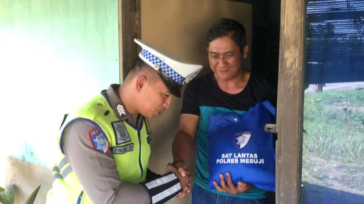 Sat Lantas Polres Mesuji Salurkan Bantuan Beras Sosial
