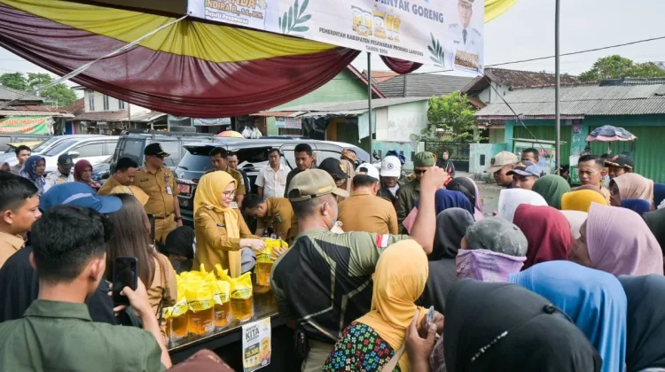 Pemkab Pesawaran Gelar Operasi Pasar Murah Minyakita, Warga Antusias Antre