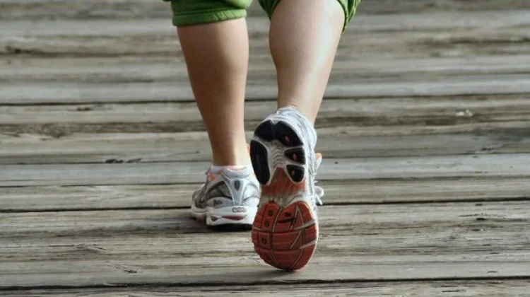 Joging di Tempat 10 Menit vs Jalan Kaki 45 Menit, Mana yang Lebih Oke?
