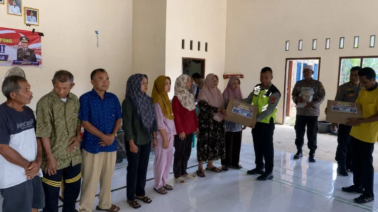Polres Mesuji Bagikan Sembako untuk Warga Budi Aji