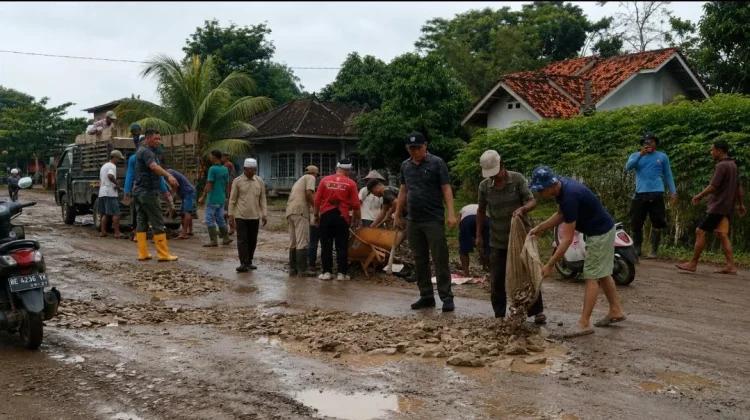 Gotong Royong Warga dan Pemkab Tubaba Perbaiki Infrastruktur Jalan