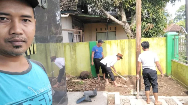 KUA Jabung Perkuat Semangat Gotong Royong melalui Penataan Taman Hijau