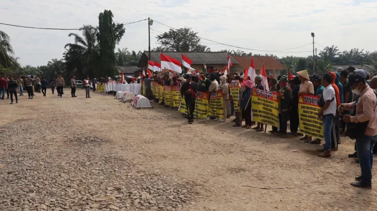 Massa Delapan Desa Gelar Long March PT PAL