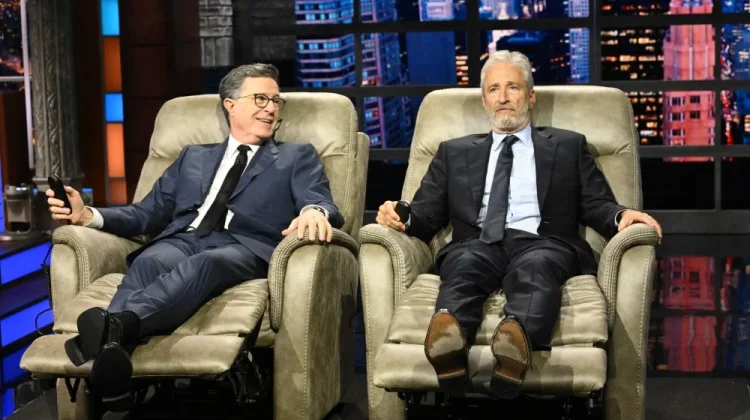 Jon Stewart Hujani Hadiah untuk Stephen Colbert di Minggu Terakhir