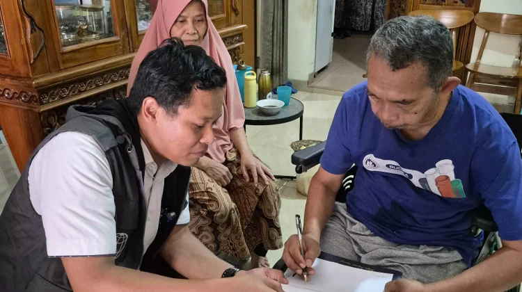 Pelayanan Inklusif, BPN Bandar Lampung Antar Sertipikat Roya ke Rumah Warga Lansia