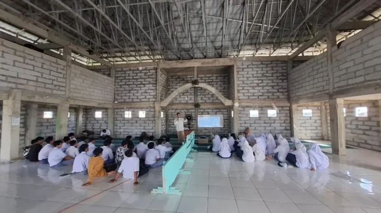 Mata Garuda LPDP Latih Santri Membuat Balsem Herbal