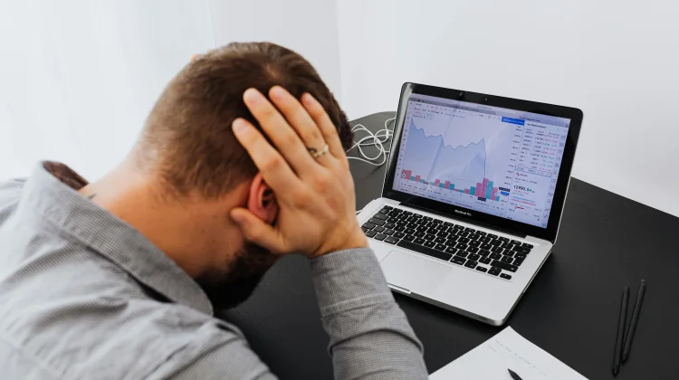 Fenomena "Doom Spending": Pelarian Stres Finansial Gen Z lewat Belanja Impulsif