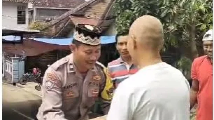 Bhabinkamtibmas Kota Karang Raya Beri Bantuan untuk Sohibul Musiba