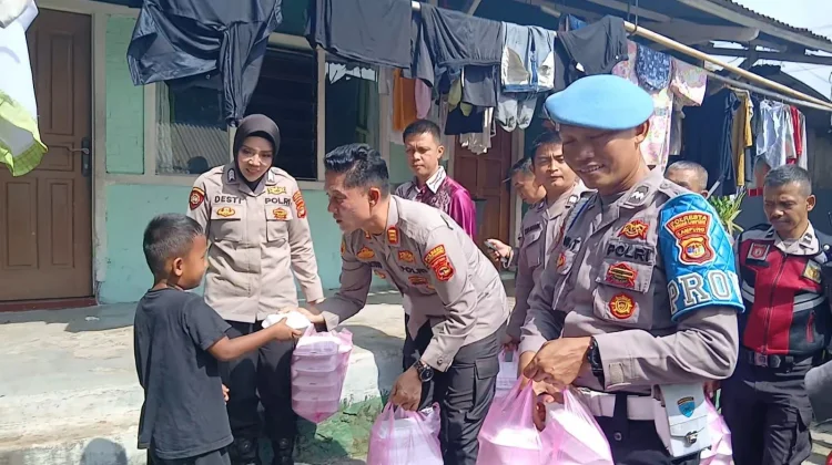 Polisi Bagikan Nasi Kotak ke Slum Area di Telukbetung Utara