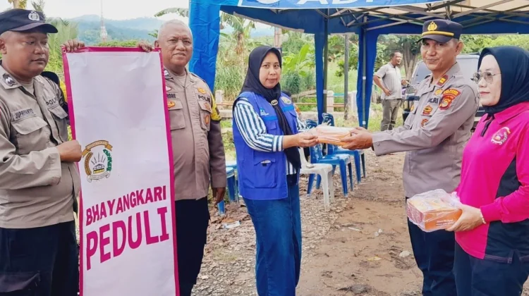 Polisi dan Bhayangkari di Telukbetung Timur Bagikan Makanan Gratis kepada Warga