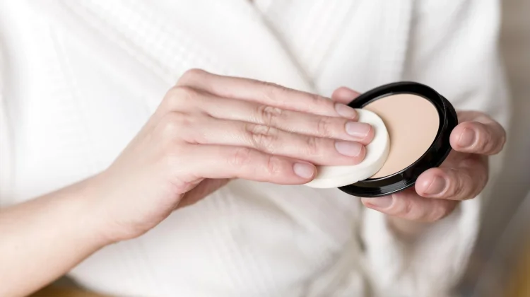Sekali Oles Langsung Glowing? Foundation Balm Jadi Makeup Viral yang Lagi Diburu Ce