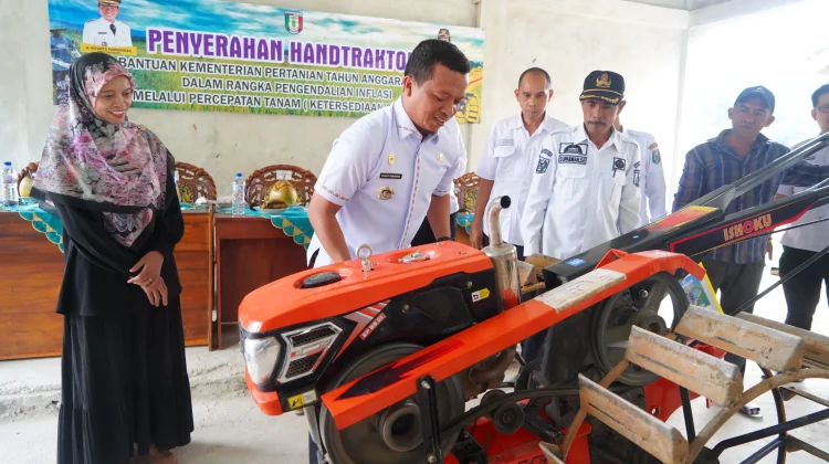 Traktor Tangan dari Pemerintah Pusat Dibagikan ke Kelompok Tani di Pringsewu