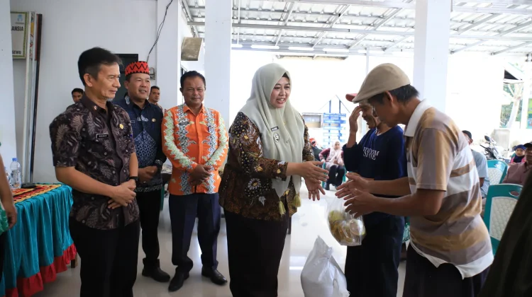 Ratusan Kepala Keluarga di Pardasuka Terima Bantuan Pangan