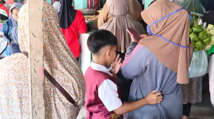 Harga Melambung, Warga Tetap Serbu Lapak Bumbu Giling jelang Idul Adha
