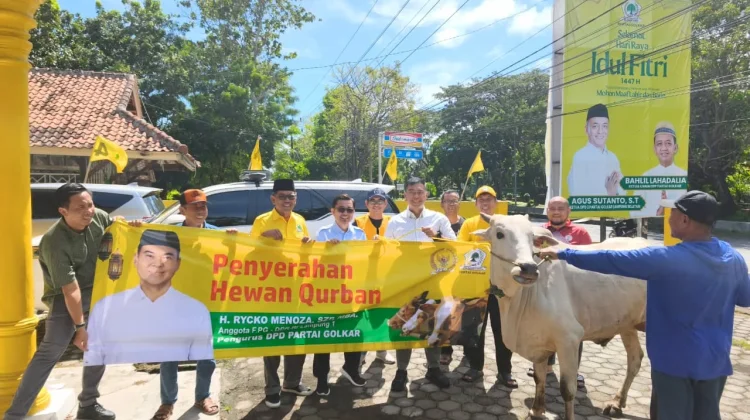 Anggota DPR RI Rycko Menoza Serahkan Bantuan Sapi Kurban