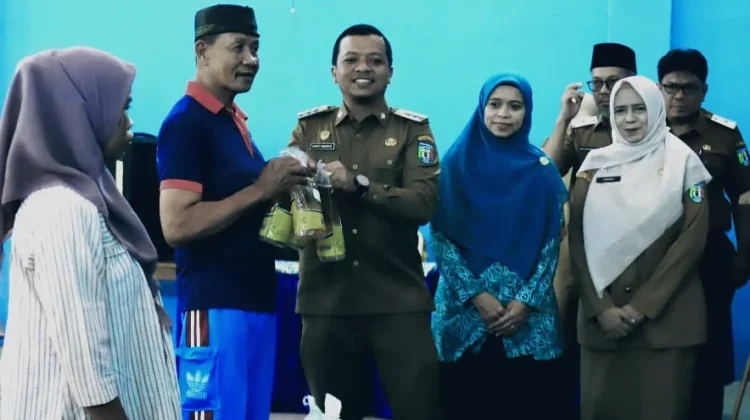 Bupati Pringsewu Salurkan Bantuan Pangan untuk Warga Banyumas