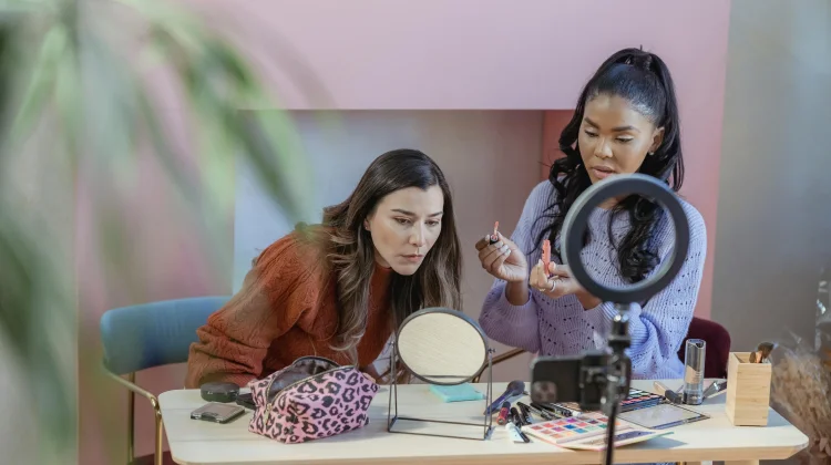 Kampanye "Micro-Influencer": Mengapa Merek Besar Lebih Pilih Kreator Skala Kecil?