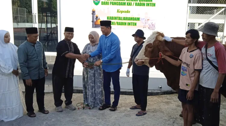 Idul Adha, Pangdam XXI Radin Inten Salurkan 21 Hewan Kurban Kepada Masyarakat