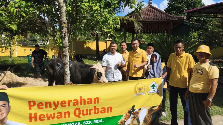 Rycko Menoza Serahkan Sapi ke DPD Partai Golkar Pesawaran