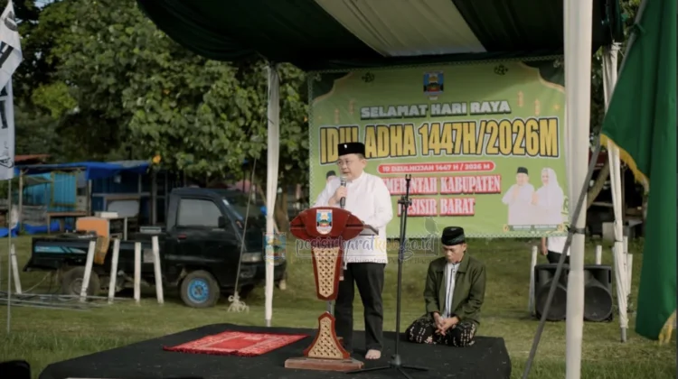 Wakil Bupati Pesisir Barat Solat Iduladha di Lapangan Merdeka Labuhan Jukung