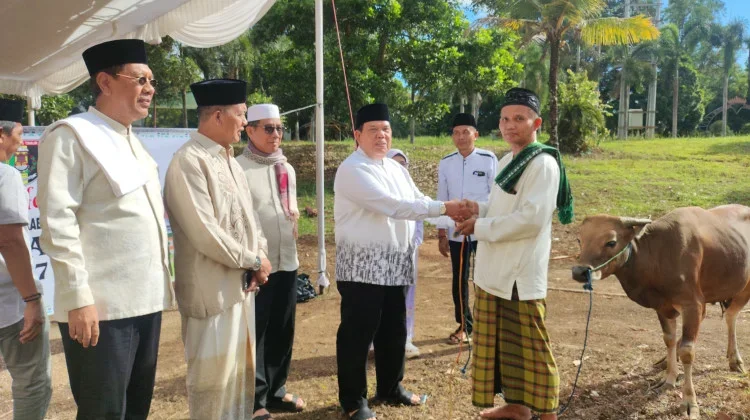 Salat Iduladha di Islamic Center Sukadana, Wabup Lampung Timur Serahkan Sapi Kurba