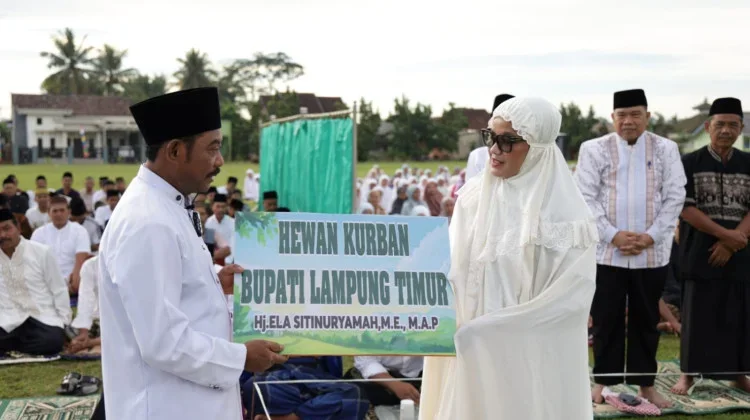 Salat Iduladha di Bandar Sribhawono, Bupati Lampung Timur Serahkan Sapi Kurban