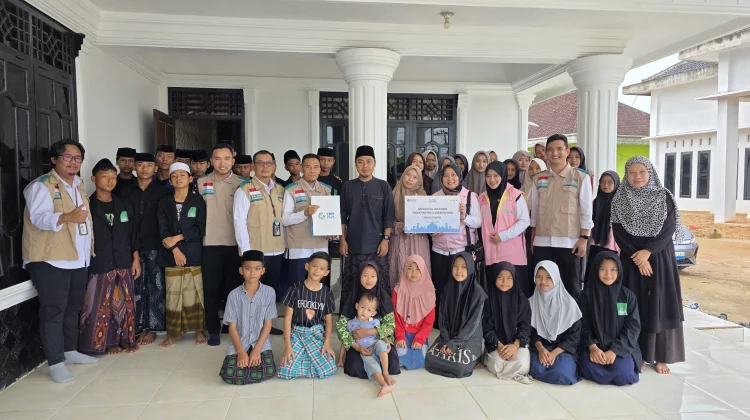 PLN UP3 Metro Salurkan Bantuan Sosial ke Ponpes Al Imam Kibang