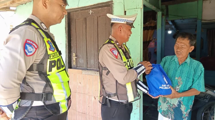 Sat Lantas Polres Mesuji Bagikan Sembako lewat Tasi Berkah