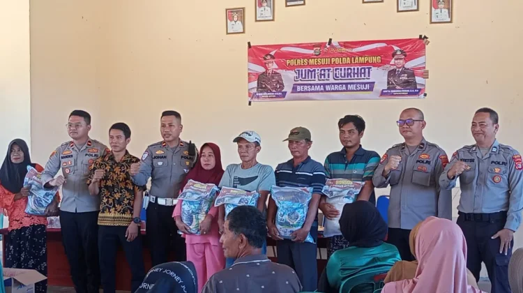 Polsek Mesuji Timur Salurkan Bansos untuk Warga