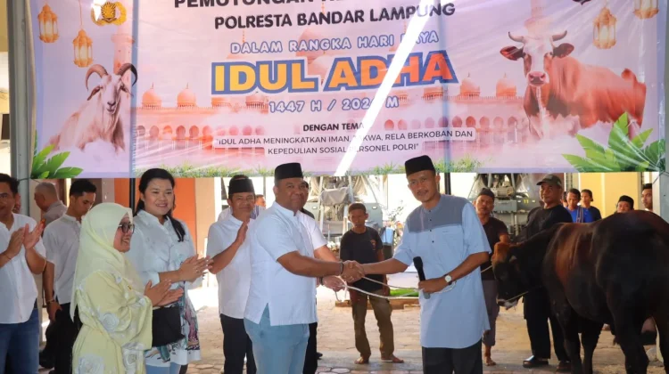 Polresta Bandar Lampung Salurkan Daging ke Warga dan Kaum Daufa