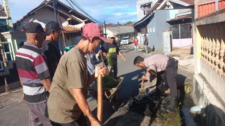Bhabinkamtibmas Gotong Royong Bersama Warga Bersihkan Lingkungan