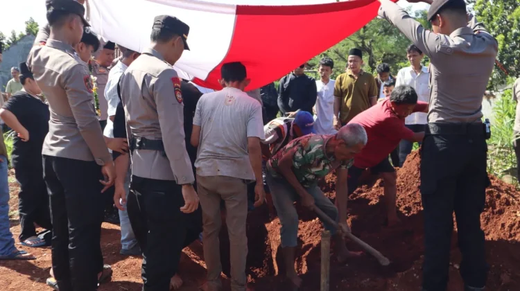 Polres Tanggamus Gelar Upacara Pemakaman Dinas Aiptu Putra Alam