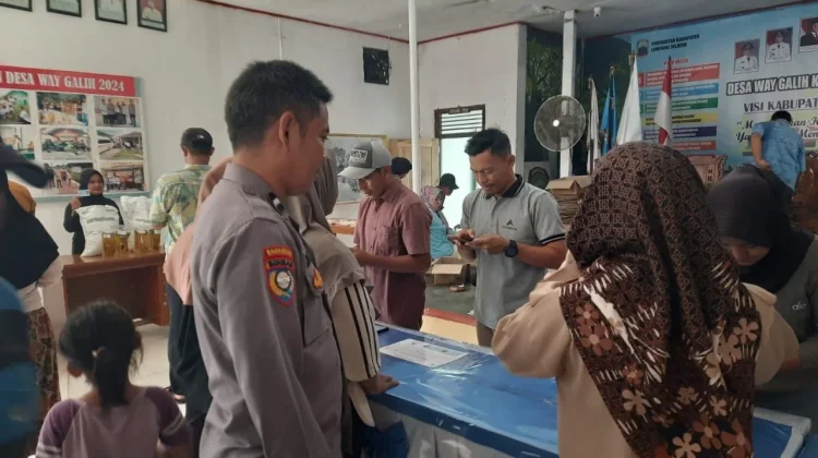 Bhabinkamtibmas Desa Way Galih Kawal Pembagian Ribuan Kilogram Bantuan Pangan