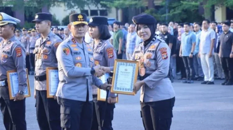 Kapolda Lampung Berikan Penghargaan Anggota Berprestasi