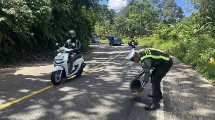 Satlantas Polres Tanggamus Tangani Tumpahan Solar di Jalan Batu Keramat