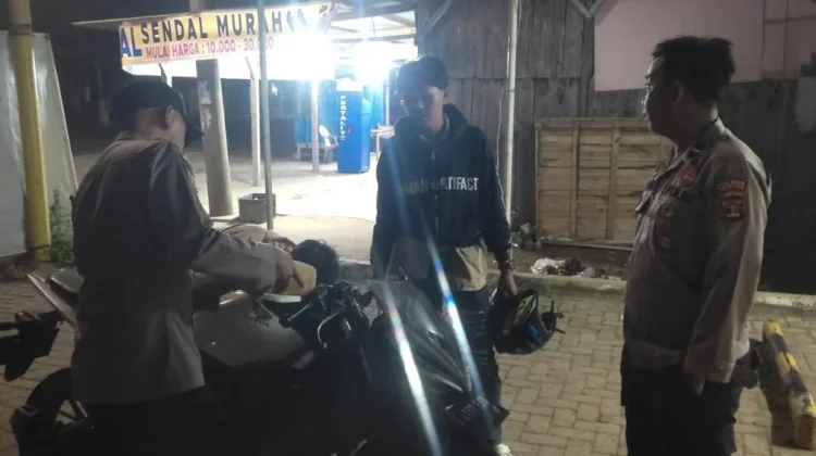 Respon Cepat Laporan 110, Polsek Sungkai Utara Bantu Pengendara Kehabisan BBM