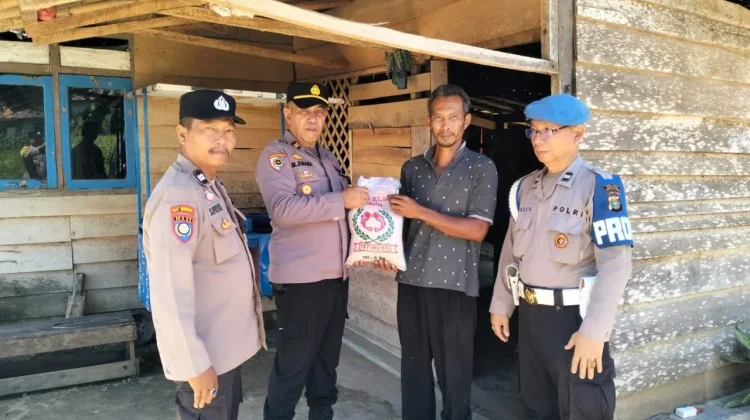 Polsek Abung Selatan Bagikan Sembako kepada Warga