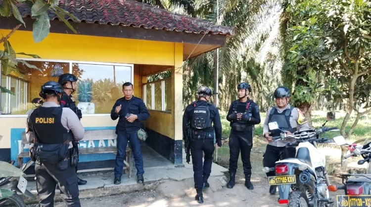 Polsek Abung Selatan Bersama Personel Brimob Patroli Beyond Trust Presisi