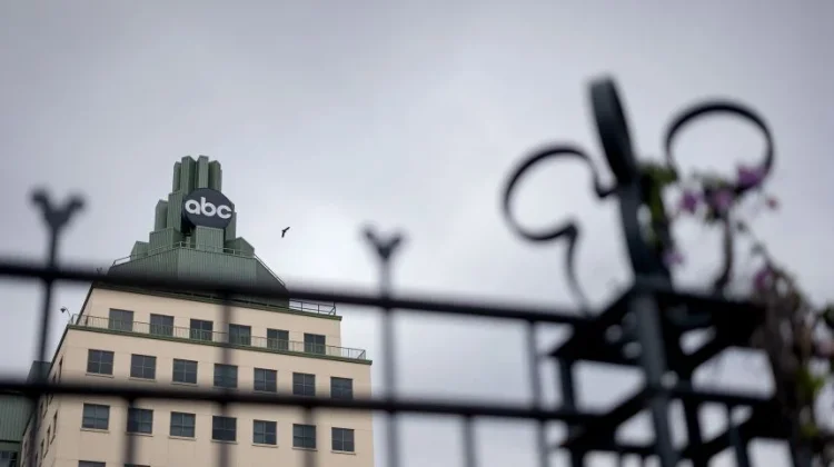 ABC Lawan FCC, Sebut Lisensi Stasiun TV Sebagai Balas Dendam Politik