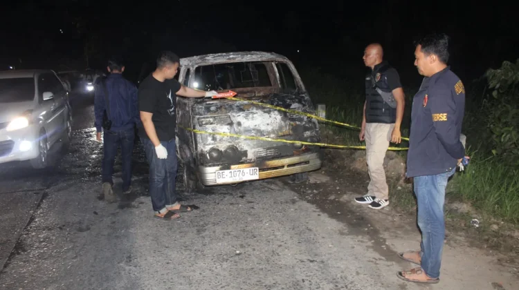 Minibus Terbakar di Tanjakan Way Sekampung Pringsewu, Sopir Alami Luka Bakar