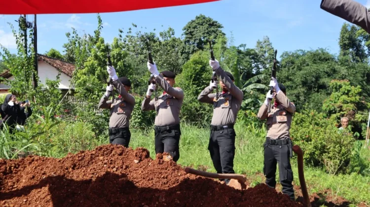 Polres Tanggamus Gelar Upacara Pemakaman Dinas Polri untuk Aiptu Putra Alam