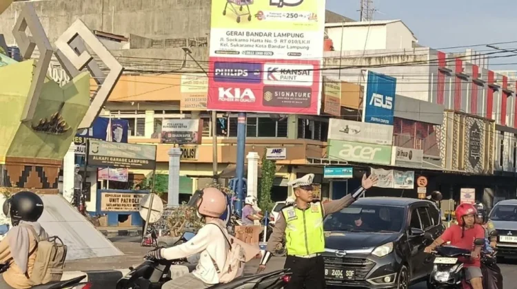 Satlantas Polres Metro Bantu Kelancaran Arus Lalu Lintas